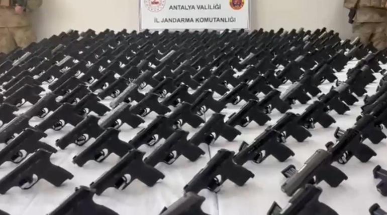 Antalyada 393 ruhsatsız tabanca ele geçirildi: 2 gözaltı