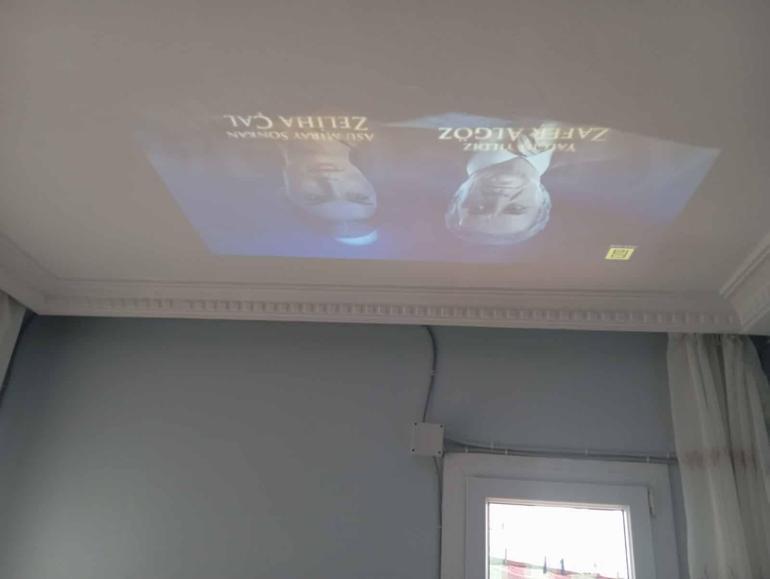 Tavanda film gösterimi yapıp yatalak hastanın hayalini gerçekleştirdiler