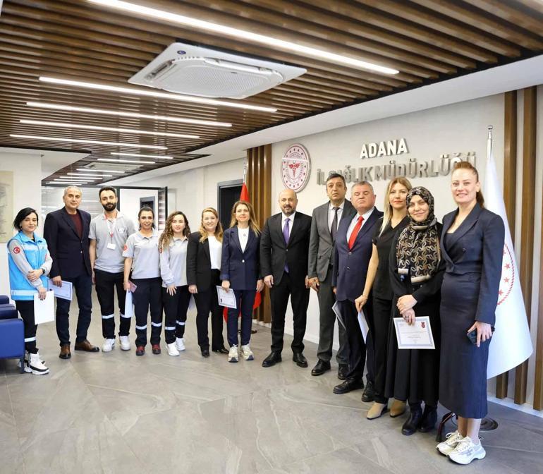 Tavanda film gösterimi yapıp yatalak hastanın hayalini gerçekleştirdiler