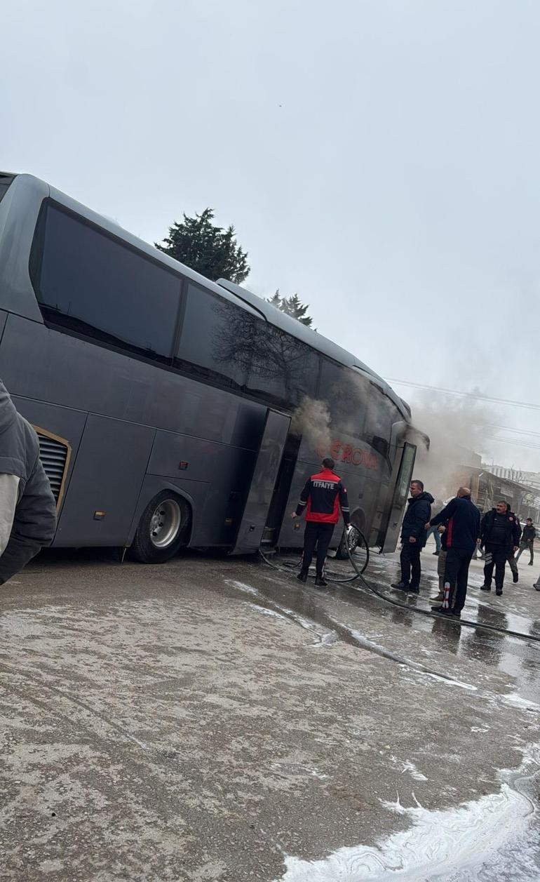 Park halindeki yolcu otobüsü yandı