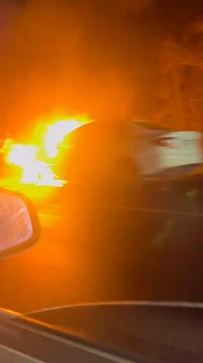 Seyir halindeyken alev alan otomobil yandı