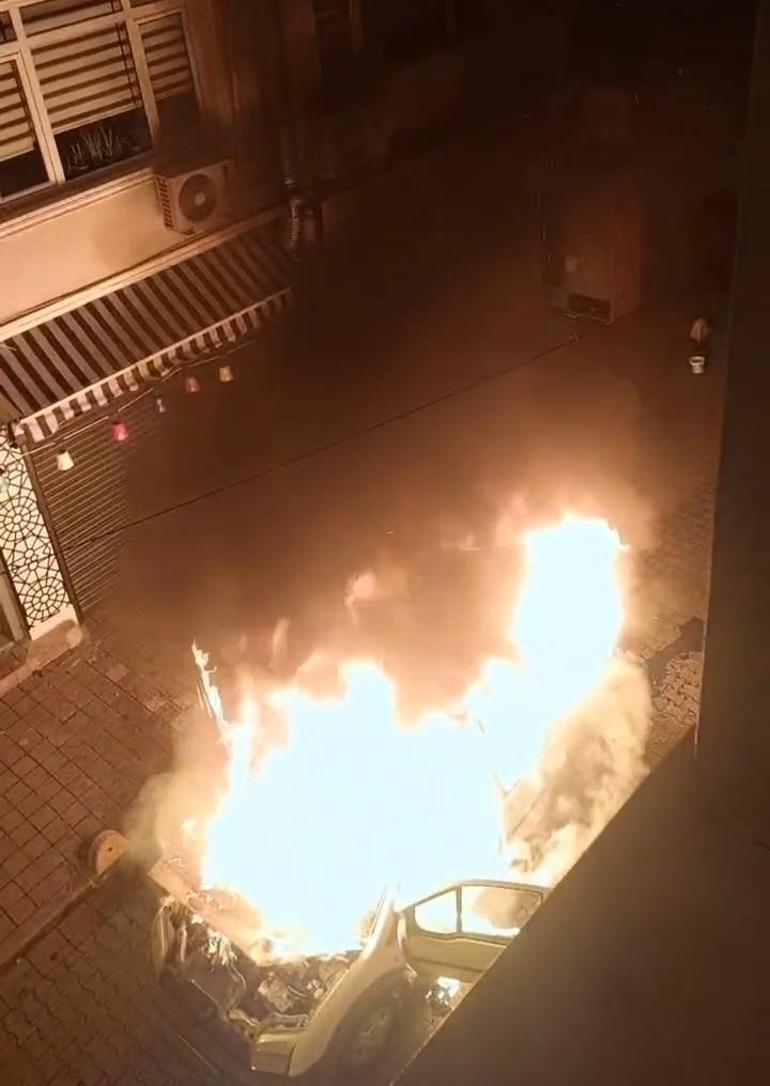 Fatihte park halindeki hafif ticari araç alev alev yandı