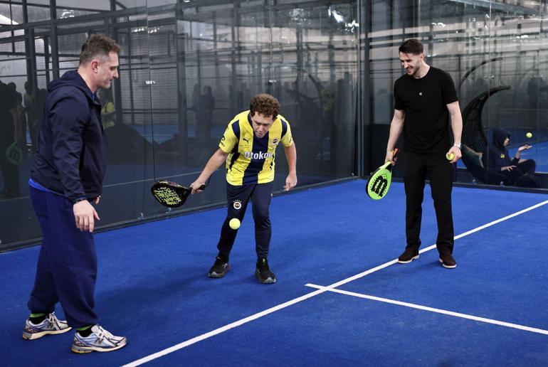 Kerem Aktürkoğlu ve İsmail Yüksek, otizmli bireylere imzalı forma hediye etti