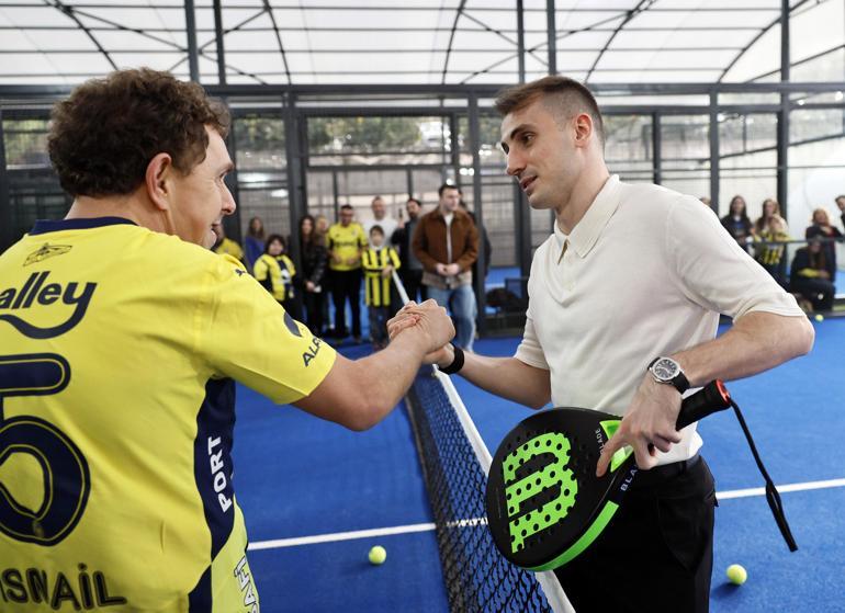 Kerem Aktürkoğlu ve İsmail Yüksek, otizmli bireylere imzalı forma hediye etti
