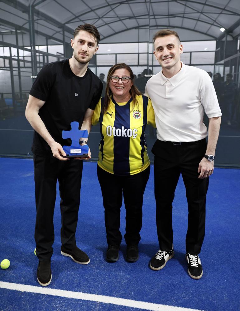 Kerem Aktürkoğlu ve İsmail Yüksek, otizmli bireylere imzalı forma hediye etti