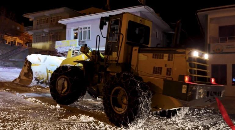 Kar ve tipide mahsur kalan TIR şoförü kurtarıldı