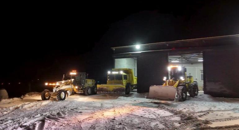 Kar ve tipide mahsur kalan TIR şoförü kurtarıldı