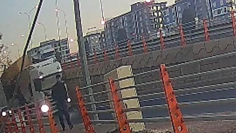 TIRdan düşen saman balyalarının altında kalmaktan son anda kurtuldu