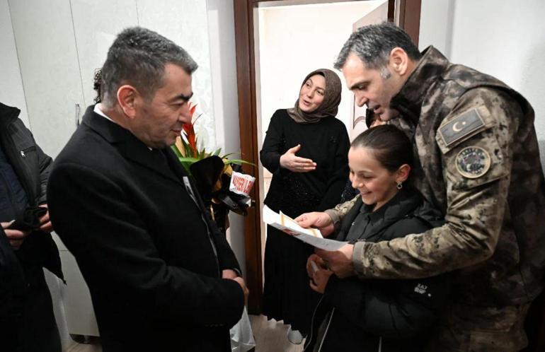 Emniyet müdüründen şehit kızına karne hediyesi