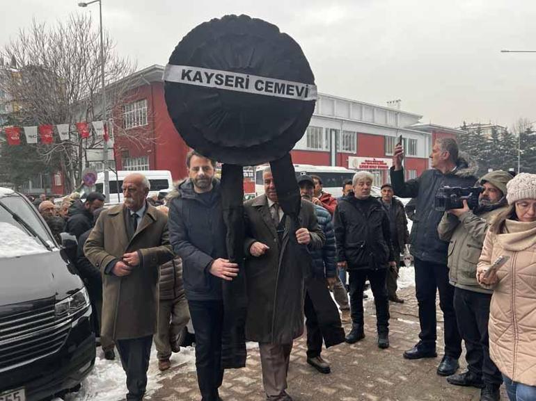 Alevi derneklerinden, CHP Kayseri İl Başkanlığı önüne siyah çelenk