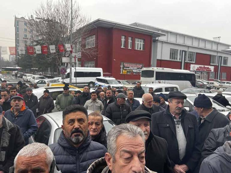 Alevi derneklerinden, CHP Kayseri İl Başkanlığı önüne siyah çelenk