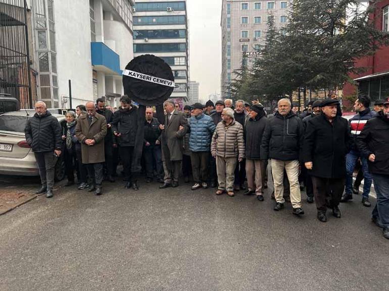 Alevi derneklerinden, CHP Kayseri İl Başkanlığı önüne siyah çelenk