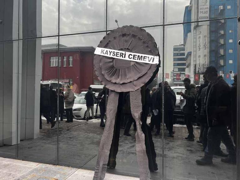 Alevi derneklerinden, CHP Kayseri İl Başkanlığı önüne siyah çelenk