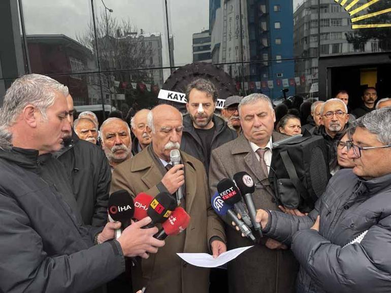 Alevi derneklerinden, CHP Kayseri İl Başkanlığı önüne siyah çelenk