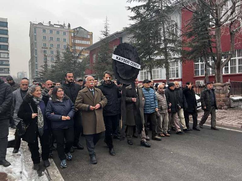 Alevi derneklerinden, CHP Kayseri İl Başkanlığı önüne siyah çelenk