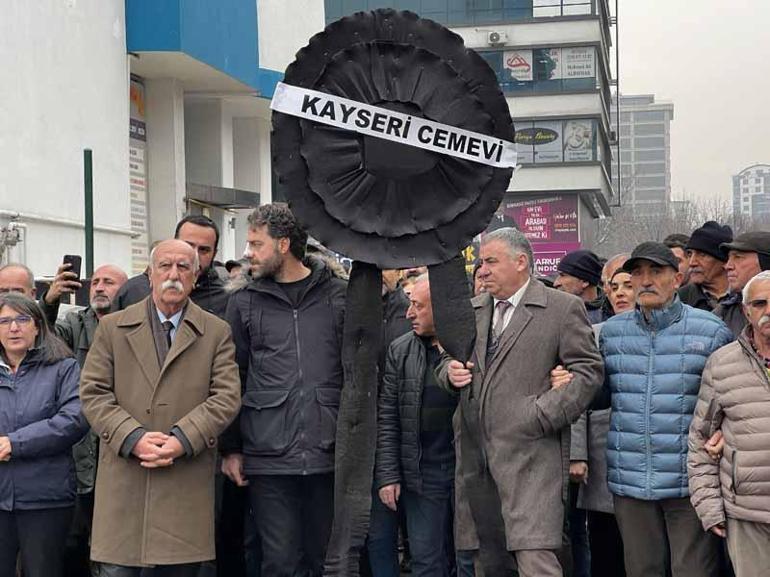 Alevi derneklerinden, CHP Kayseri İl Başkanlığı önüne siyah çelenk