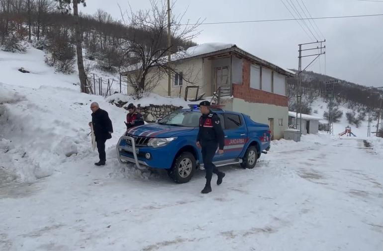 Kar nedeniyle okula gidemeyen öğrencilerin karnelerini jandarma dağıttı