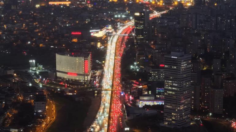İstanbulda yüzde 87ye ulaşan trafik yoğunluğu havadan görüntüledi