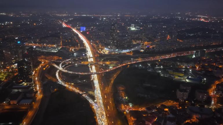 İstanbulda yüzde 87ye ulaşan trafik yoğunluğu havadan görüntüledi