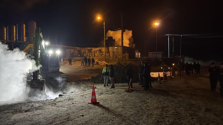 Jeotermal firmaya ait boru hattında buhar sızıntısı