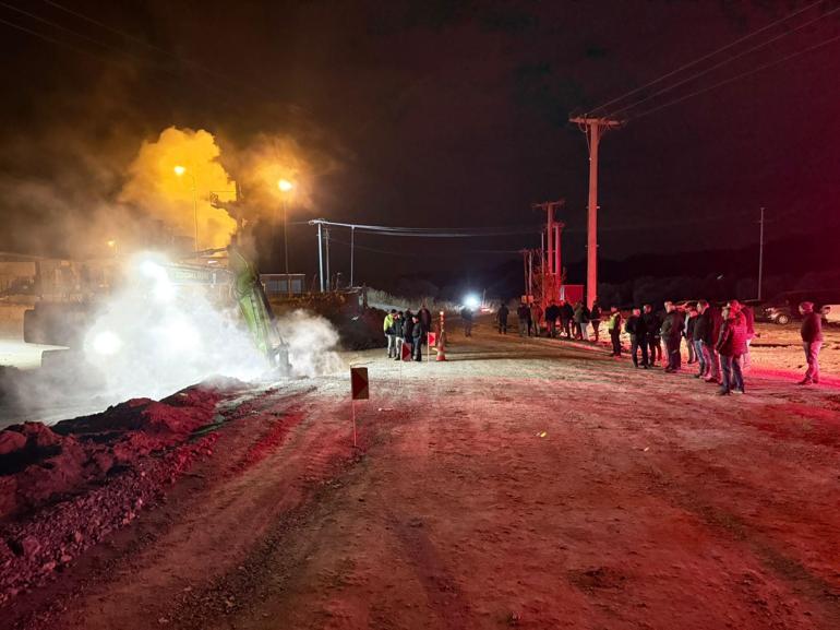 Jeotermal firmaya ait boru hattında buhar sızıntısı