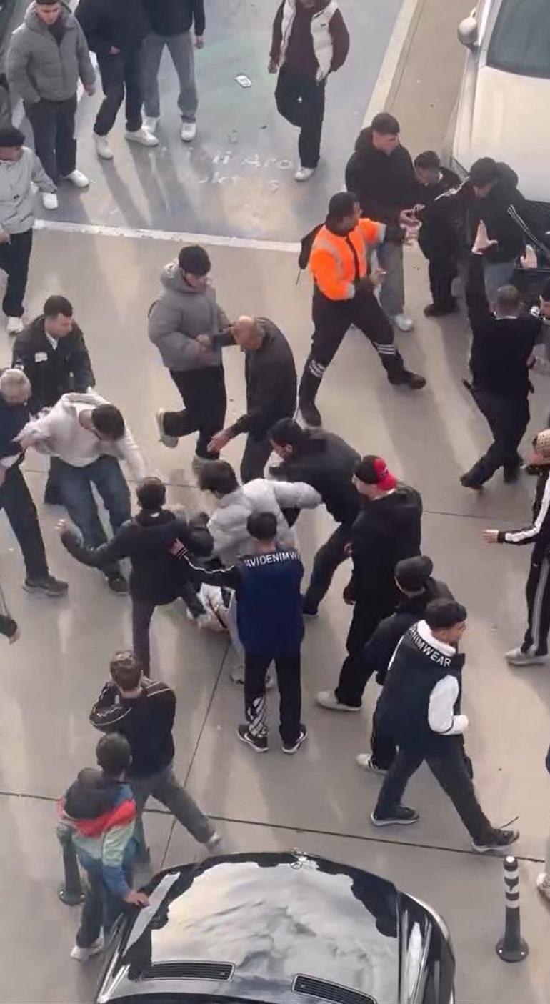 Karne alan lise öğrencilerinin AVM otoparkındaki kavgası kamerada