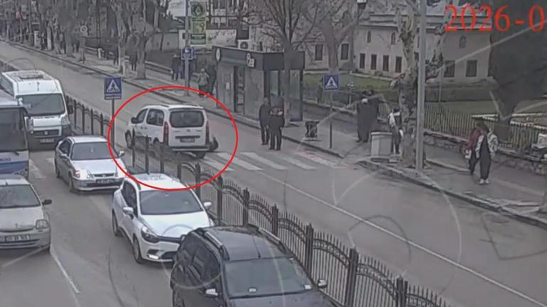 Yaya geçidinden geçerken hafif ticari araç çarptı; kaza kamerada