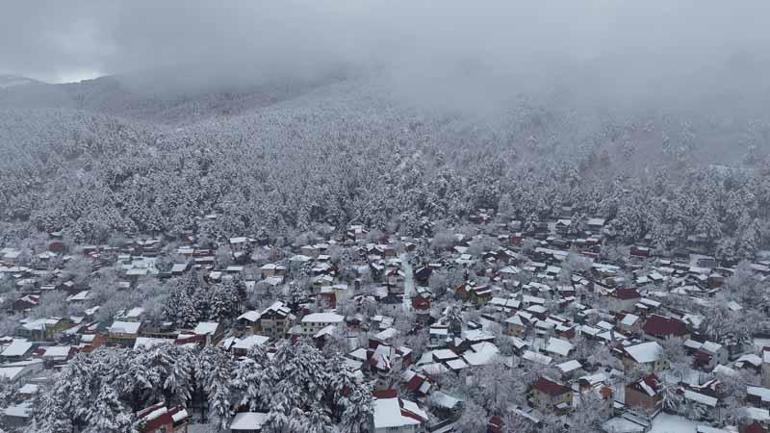 Yaylalarda kar ve sis, eşsiz manzaralar oluşturdu