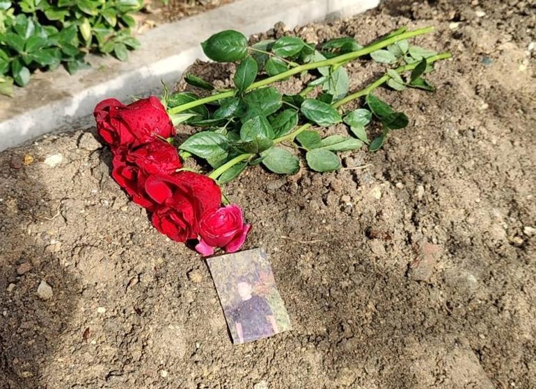 Güngörende öldürülen Atlasın mezarını arkadaşları ziyaret etti