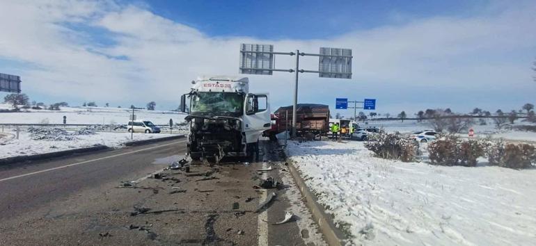 Çekici, kamyona yandan çarptı; 2 ağır yaralı