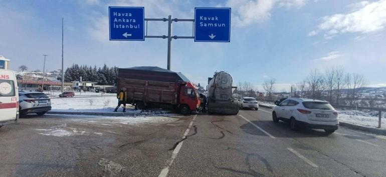 Çekici, kamyona yandan çarptı; 2 ağır yaralı