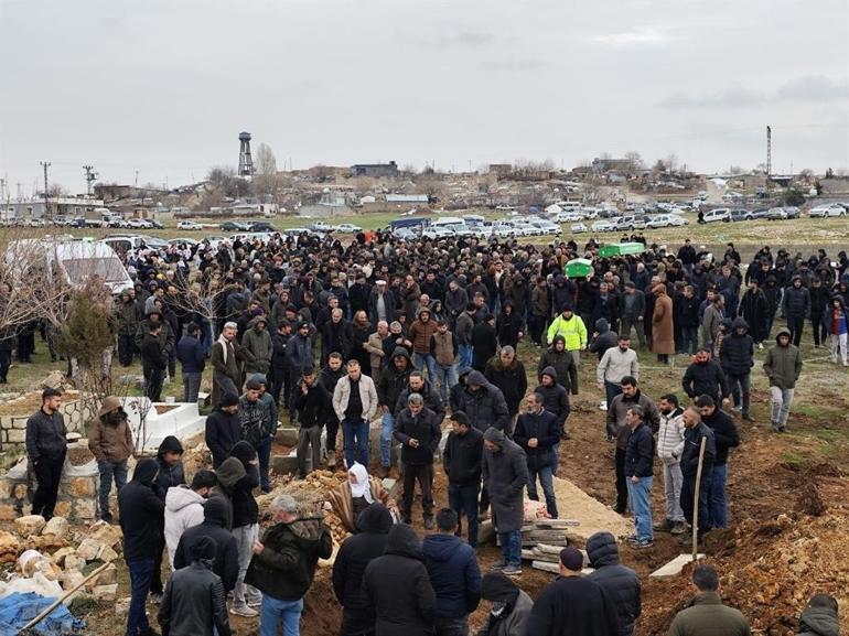 Yüzeyi buz tutan gölette cansız bedenleri bulunan 2 çocuk toprağa verildi
