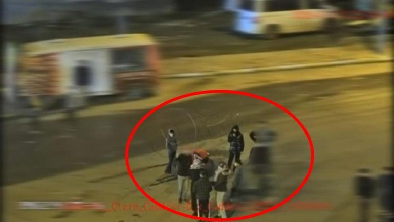 Eylem için lastik yakan gruba, kadınlar engel oldu; o anlar kamerada