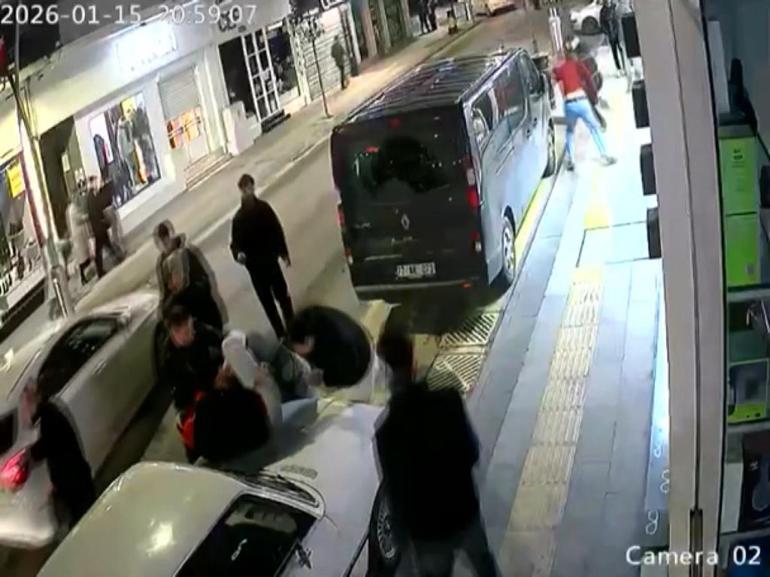 Tartıştığı müşterisi ve arkadaşları tarafından darbedildi; o anlar kamerada