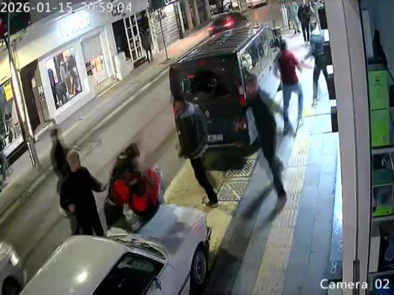 Tartıştığı müşterisi ve arkadaşları tarafından darbedildi; o anlar kamerada