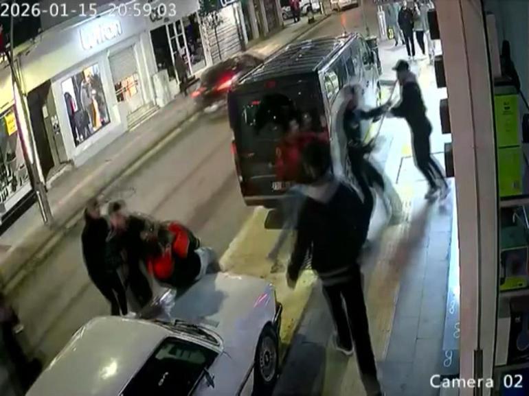Tartıştığı müşterisi ve arkadaşları tarafından darbedildi; o anlar kamerada