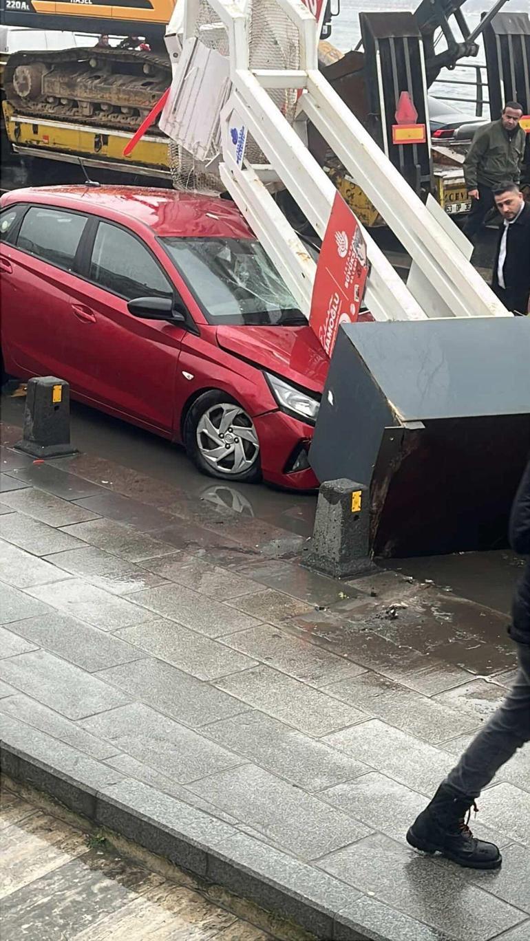 Üsküdarda TIRın üzerindeki ekskavatör tabelaya takıldı: 7 araçta hasar oluştu