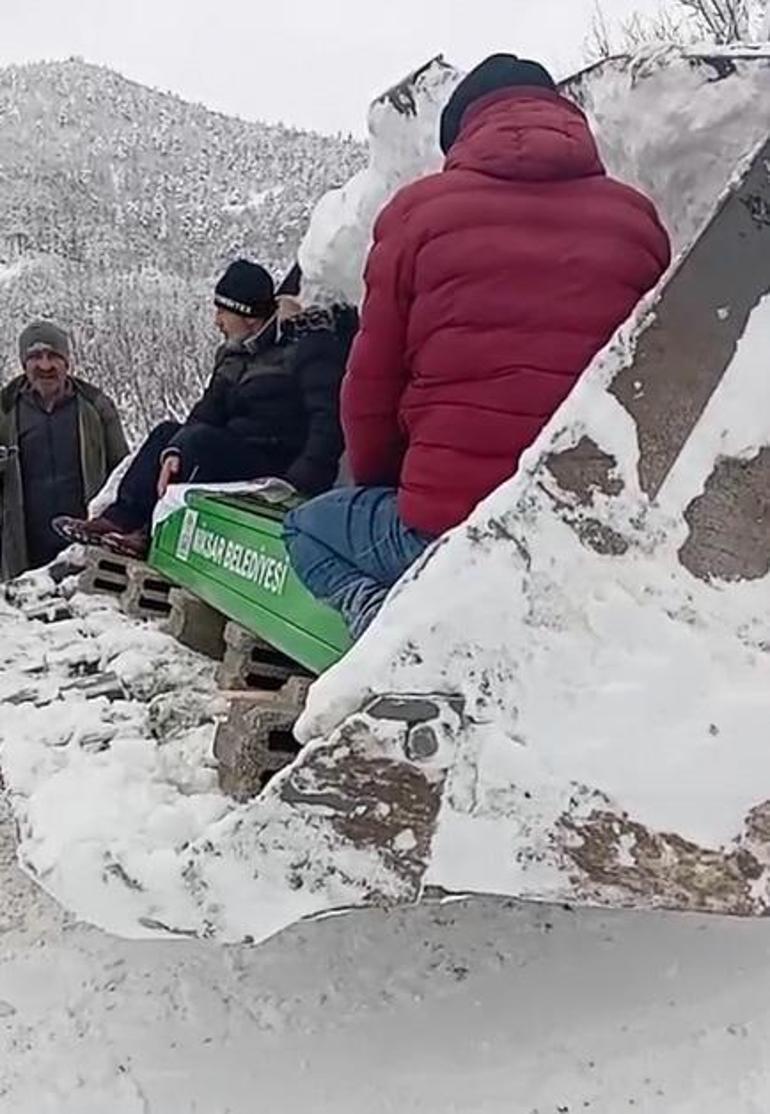 Kardan kapanan yolda cenaze iş makinesinin kepçesinde taşındı; o anlar kamerada