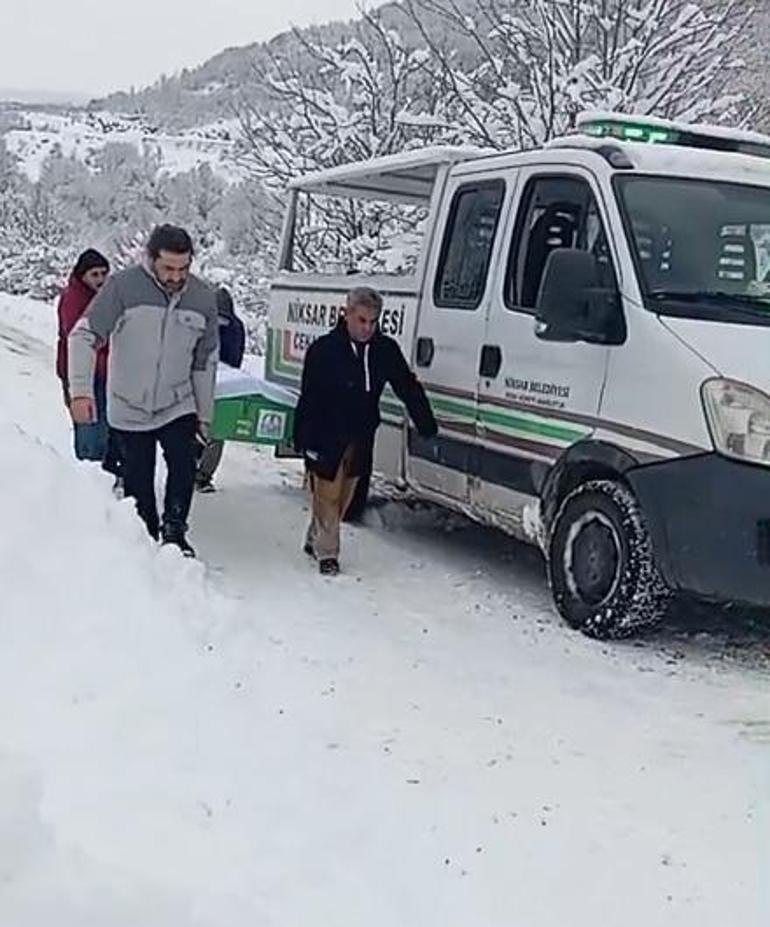 Kardan kapanan yolda cenaze iş makinesinin kepçesinde taşındı; o anlar kamerada