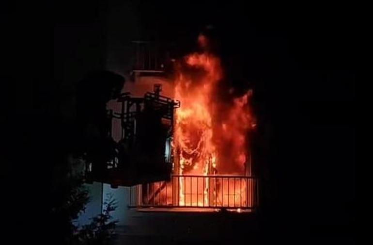 Bursada evde yangında 1i çocuk 3 kişi dumandan etkilendi