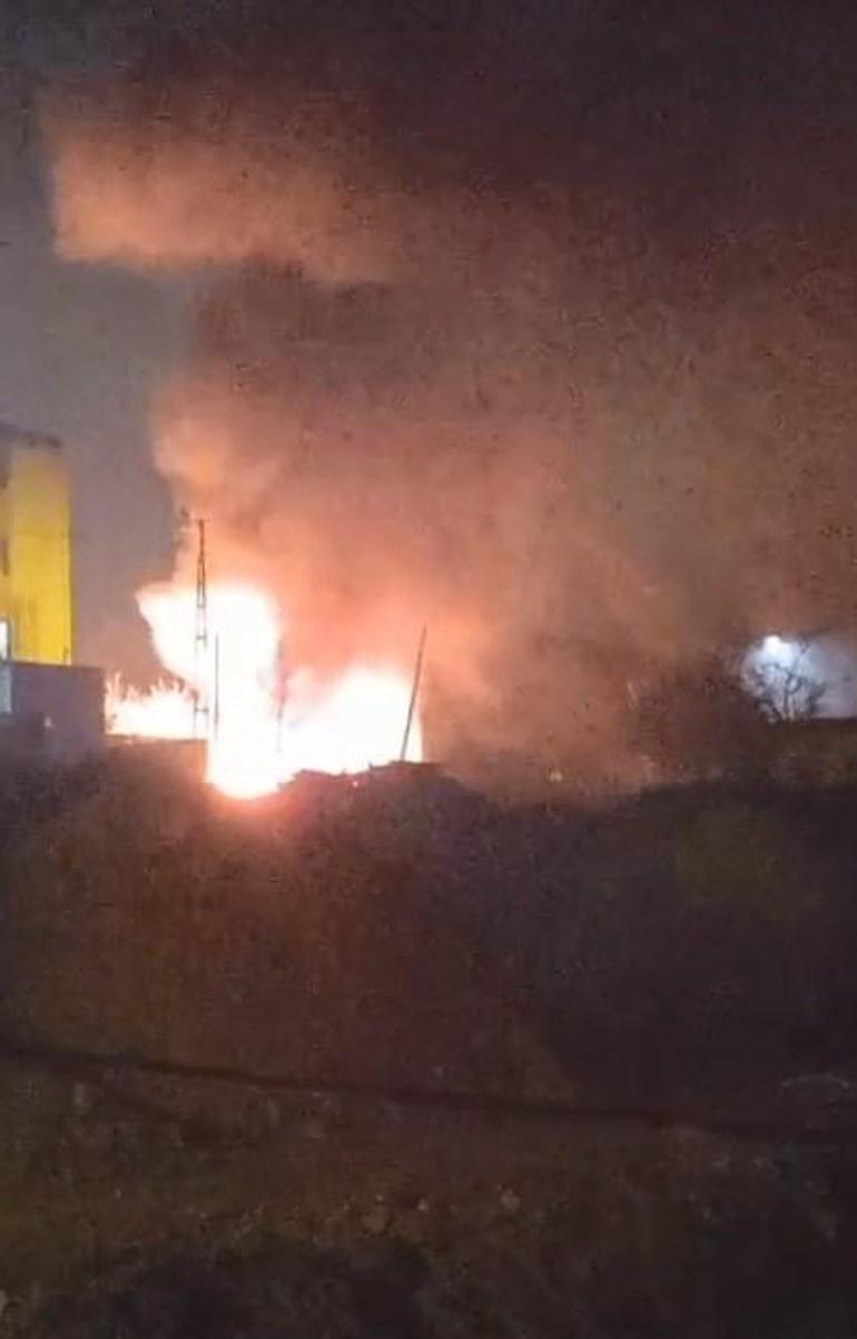 Arnavutköyde kömürlükte başlayan yangın binaya sıçradı