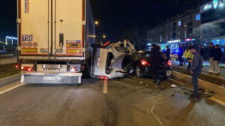 Hafif ticari araç, otomobilinin yanında bekleyen sürücü ile TIRa çarptı: 1 ölü, 1 yaralı