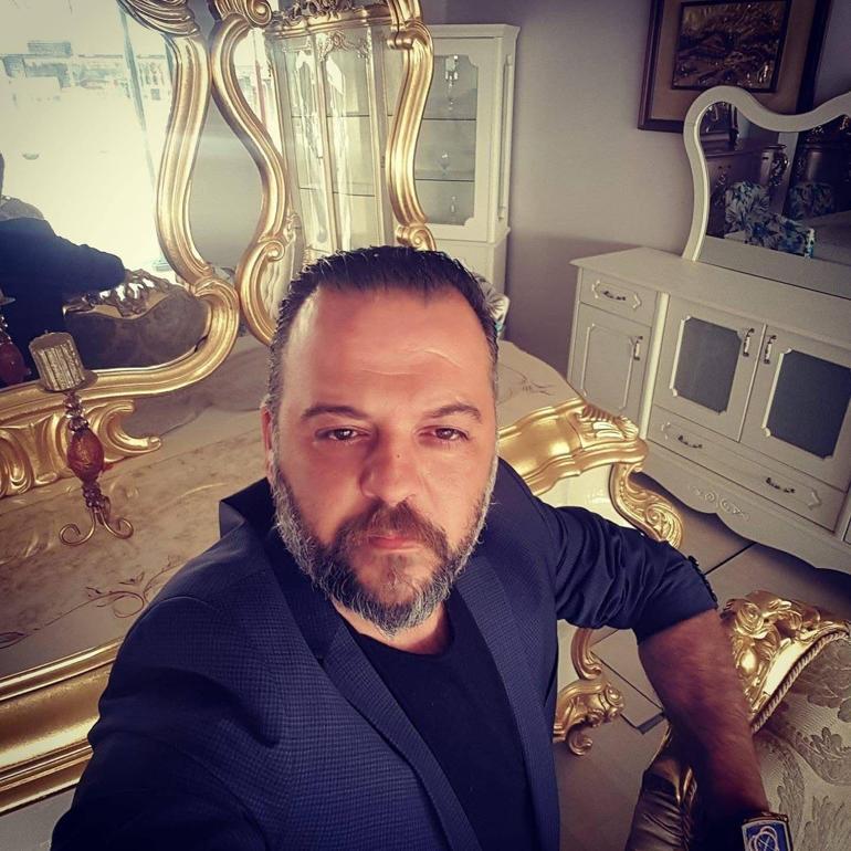 Hafif ticari araç, otomobilinin yanında bekleyen sürücü ile TIRa çarptı: 1 ölü, 1 yaralı