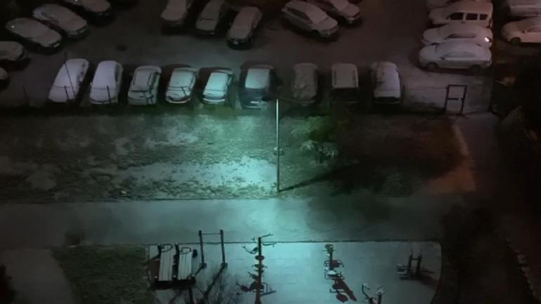 İstanbulda kar yağışı; sokaklar beyaza büründü