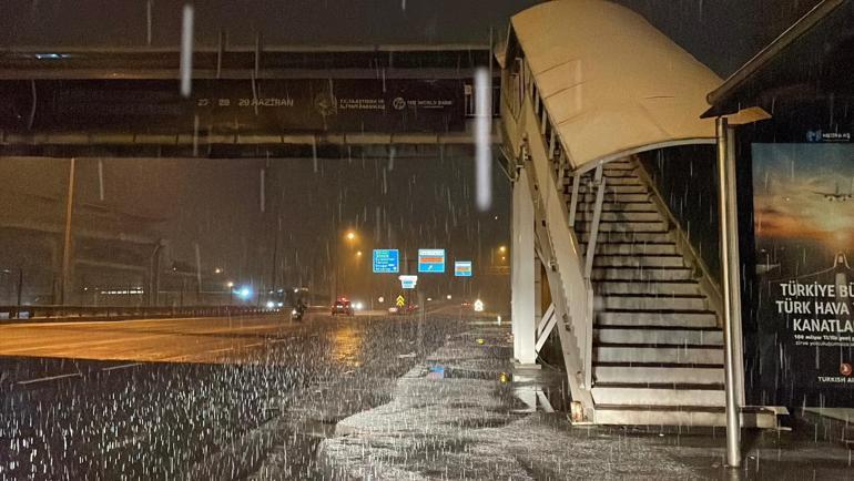 İstanbulda kar yağışı; sokaklar beyaza büründü