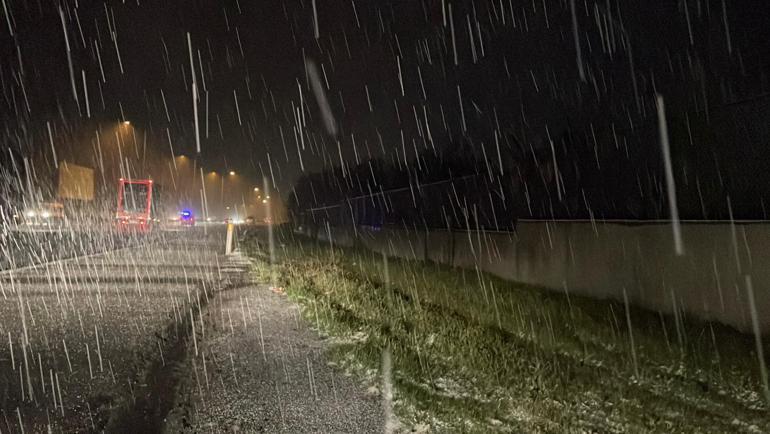 İstanbulda kar yağışı; sokaklar beyaza büründü