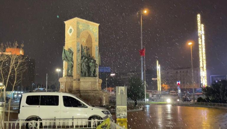 İstanbulda kar yağışı; sokaklar beyaza büründü