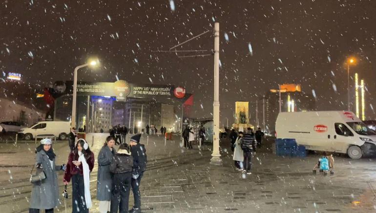 İstanbulda kar yağışı; sokaklar beyaza büründü