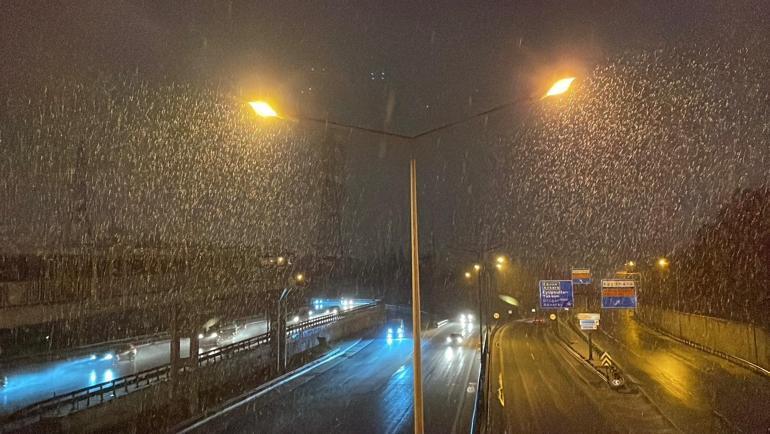 İstanbulda kar yağışı; sokaklar beyaza büründü