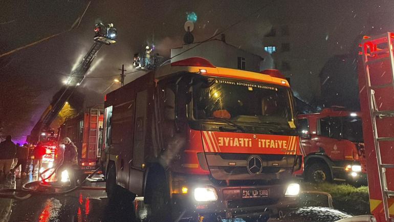 Ümraniye’de 3 katlı binada çıkan yangın söndürüldü